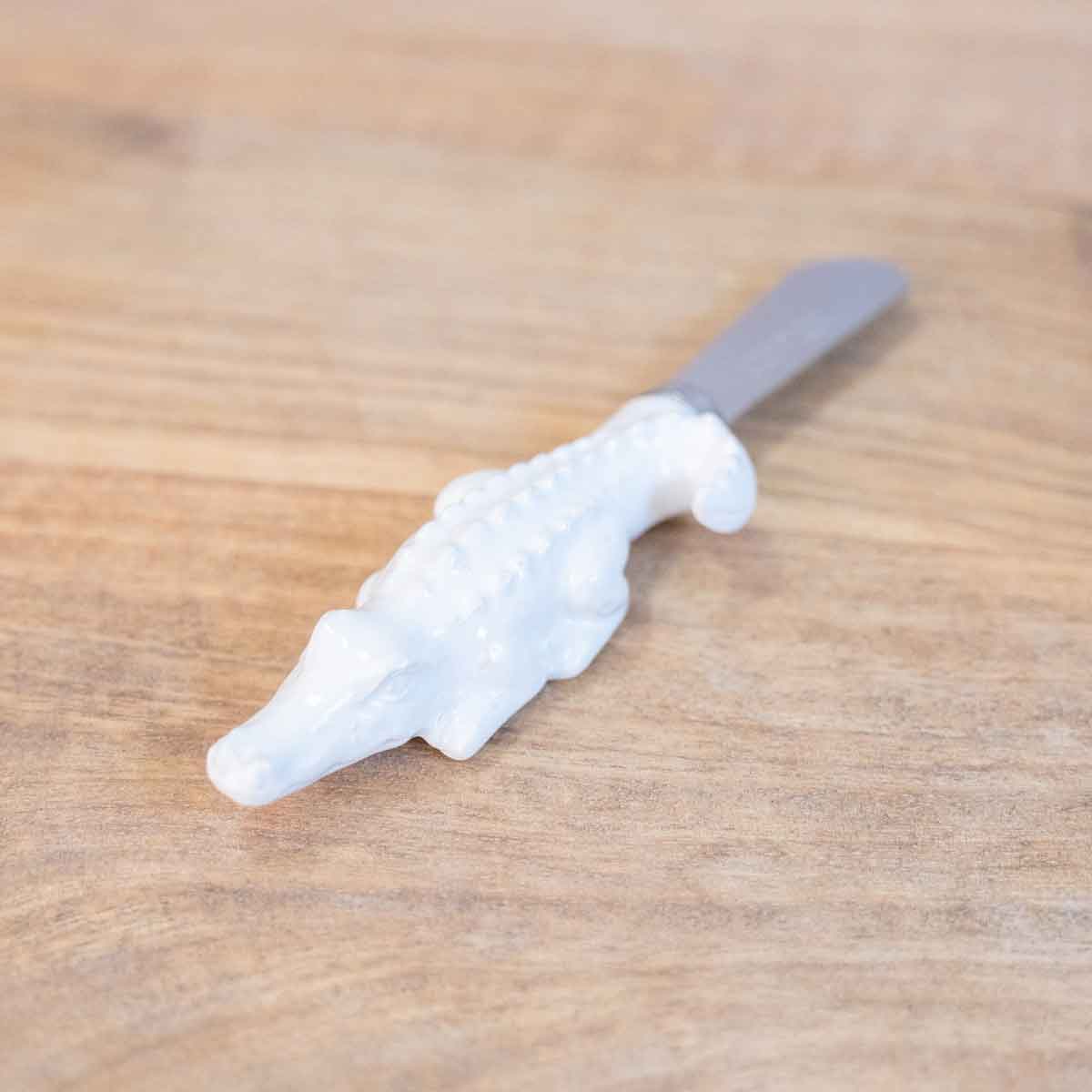 Alligator Spreader   Antique White  5"