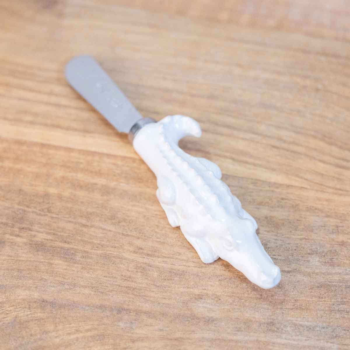 Alligator Spreader   Antique White  5"